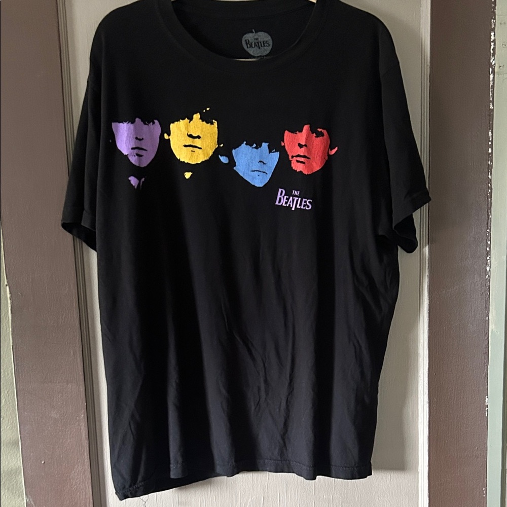 Men’s XL Beatles 2009 black short sleeve tee.